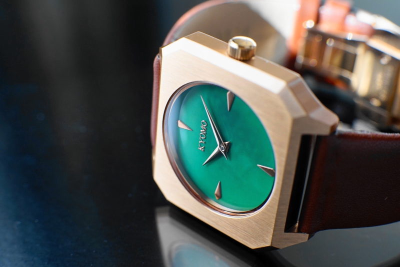 KYOMOウォッチ　『1J』　横向き全体イメージ　黒バック